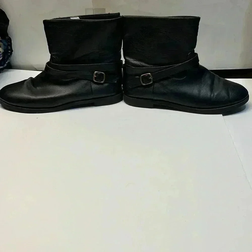GAP black biker boot size 5